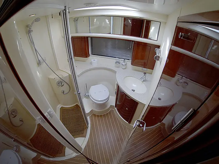 Fairline Phantom 50 - Bathrooom